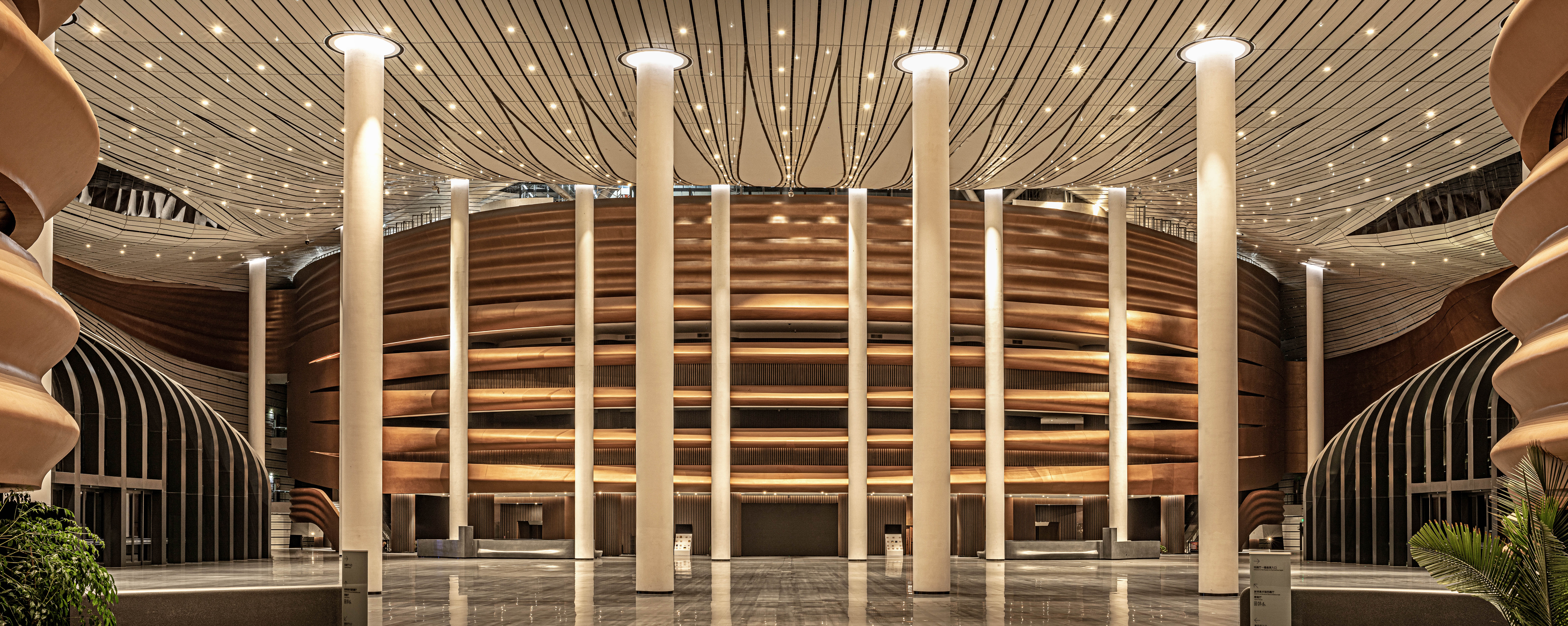 位于丝路中心中央位置的4000平米丝路广场,可以满足公众休闲和公共